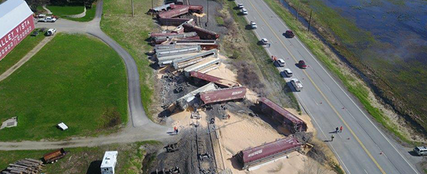 Train derailment closes lanes on U.S. 95