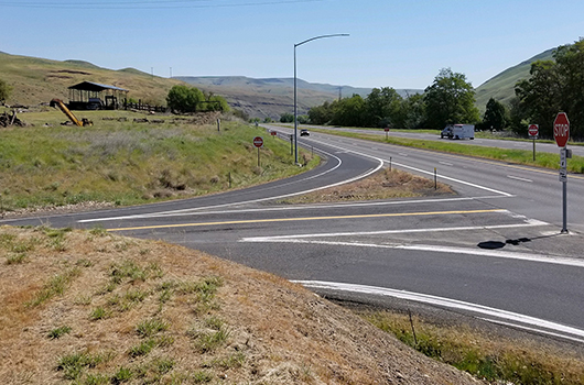 Picture showing the existing spacing of the westbound right-turn lane into the east entrance of Aht'Wy Plaza on US-12 in Lewiston.