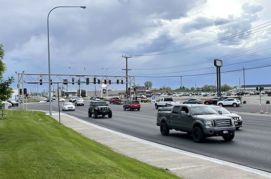Sidewalk, street and traffic at the intersection of US-26 and Anderson