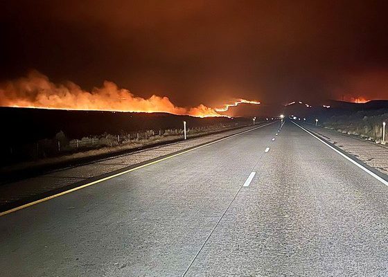 Wildfire causes I-84 in Oregon to close.