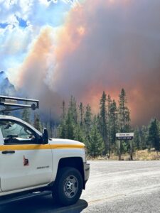 An ITD truck with the Wapiti Fire burning in the background.