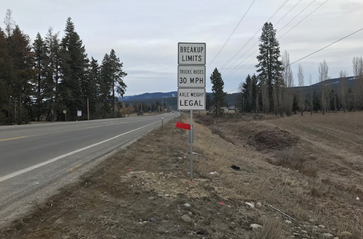 Sign notifying drivers of breakup limits in effect.