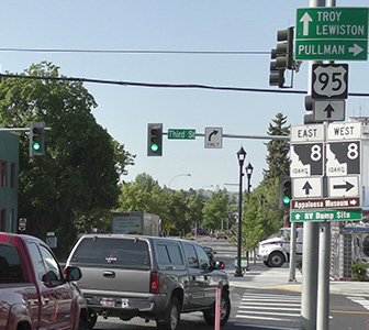 A picture of the intersection of US-95 and SH-8 in Moscow.