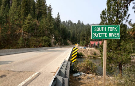 Sign identifying the river underneath the bridge