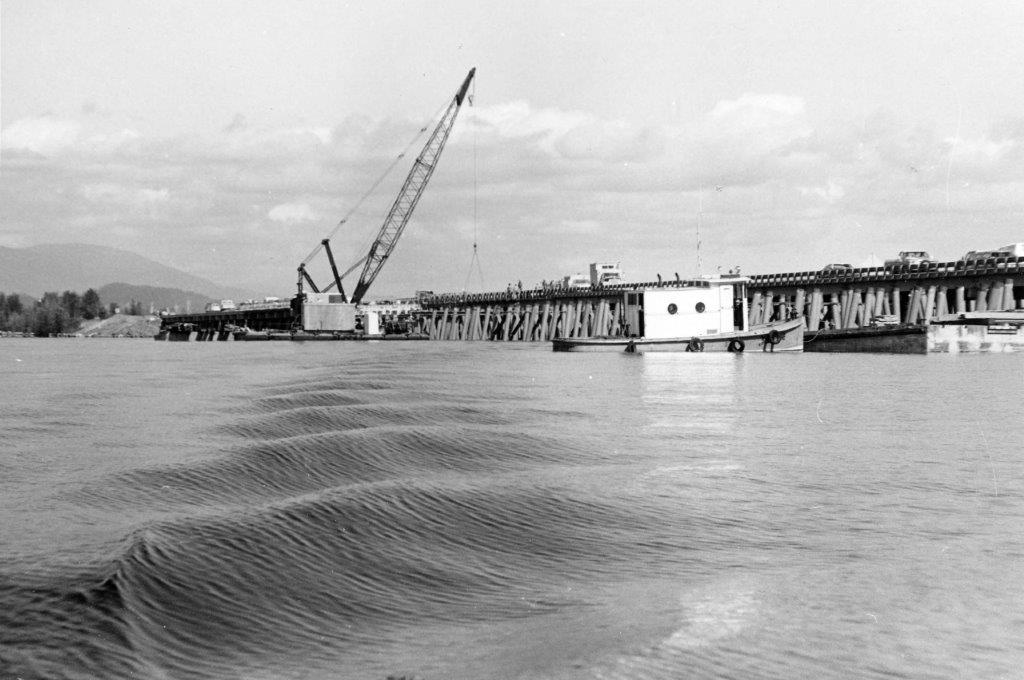 Black and white photo of ongoing construction of the original Long Bridge