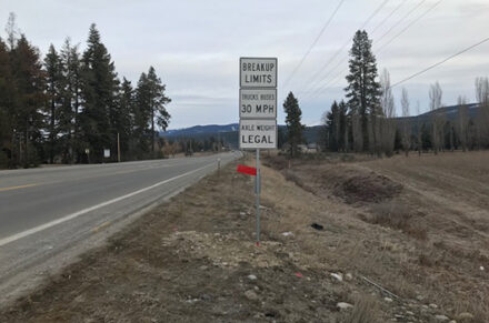 A road sign with weight limit information.