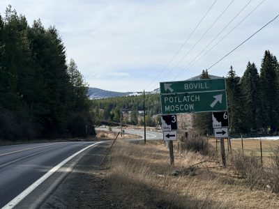 Road sign near the SH-3, SH-6 junction directing traffic to either Boville or to Moscow and Potlatch.