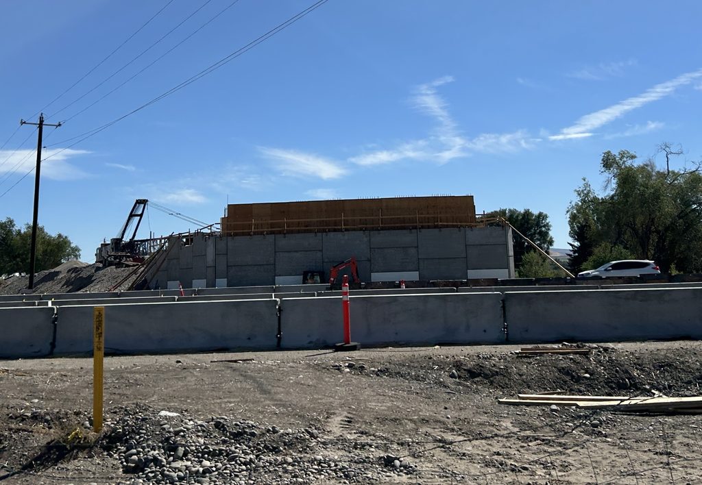 Photo of a support wall for the Riverton Road Bridge